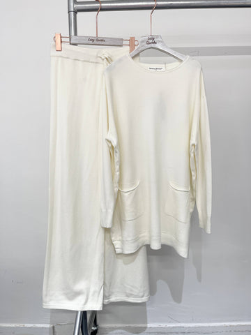 SOFT KNIT ELONGATED JUMPER WITH POCKETS AND TROUSERS : WHITE