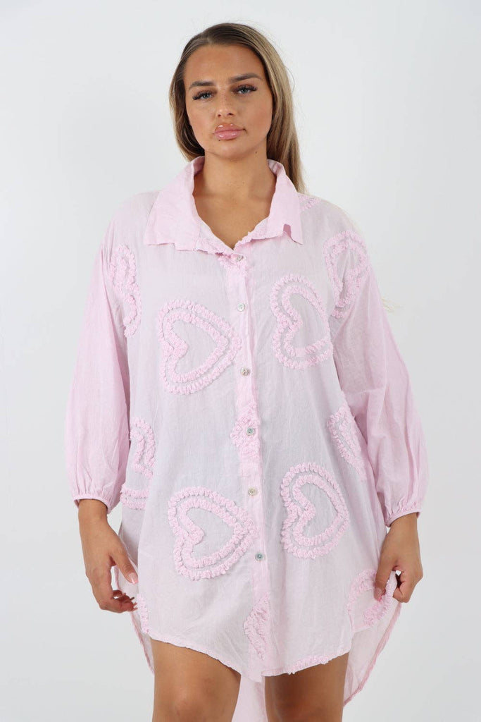 ITALIAN COTTON MULTI HEART PRINT DIP HEM BUTTON DOWN SHIRT DRESS: LIGHT PINK