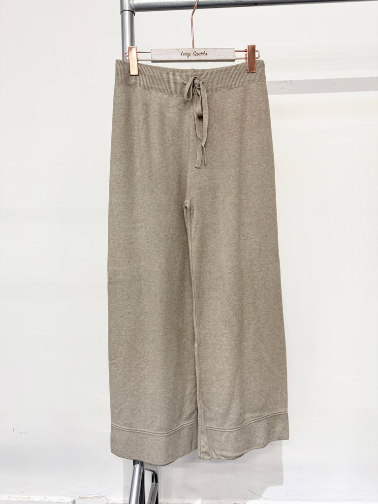 PREMIUM QUILT KNIT WIDE LEG TROUSERS WITH DRAWSTRINGS  : TAUPE