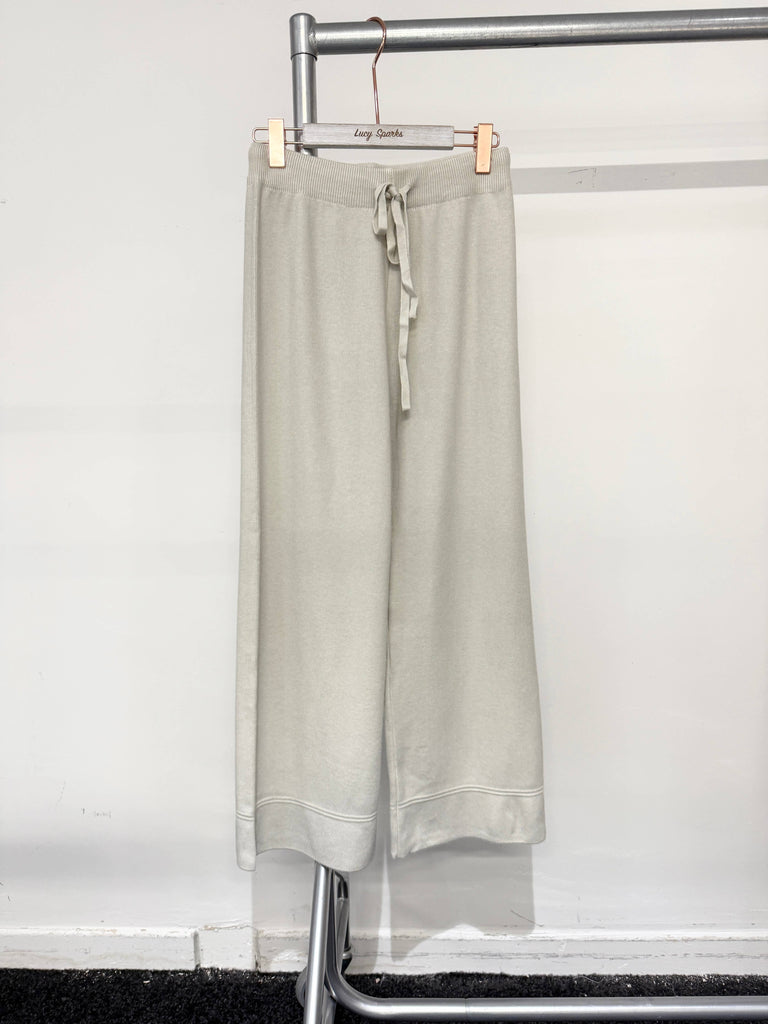 PREMIUM QUILT KNIT WIDE LEG TROUSERS WITH DRAWSTRINGS  : TAUPE